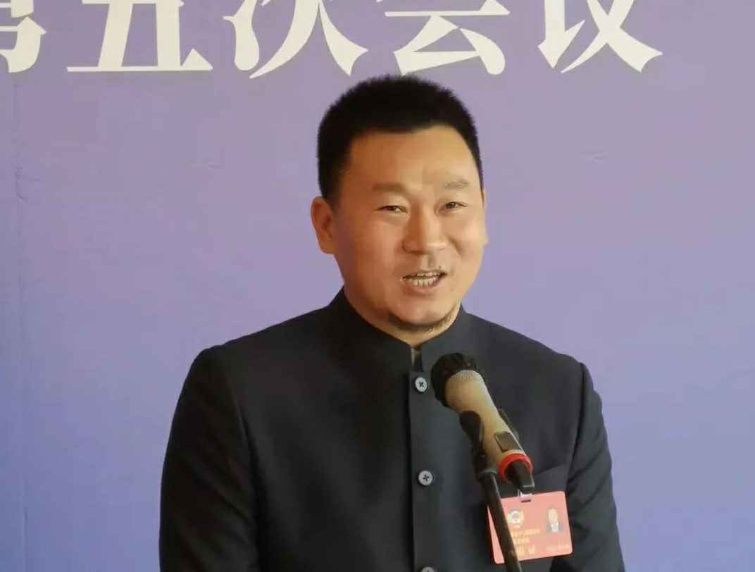 202204221343.jpg 为进一步展示市政协团结、民主、开放、自信的形象,向市民和网友展示政协委员的履职风采,中山市政协十二届五次会议在2月4日上午开幕前开设“委员通道”,市政协委员、米兰官方站官网-米兰(中国)公司总经理陈朝阳走进“委员通道”,回应社会关切的问题。他就如何做好城市应急管理规划的问题进行发言,并回答记者提问。.jpg